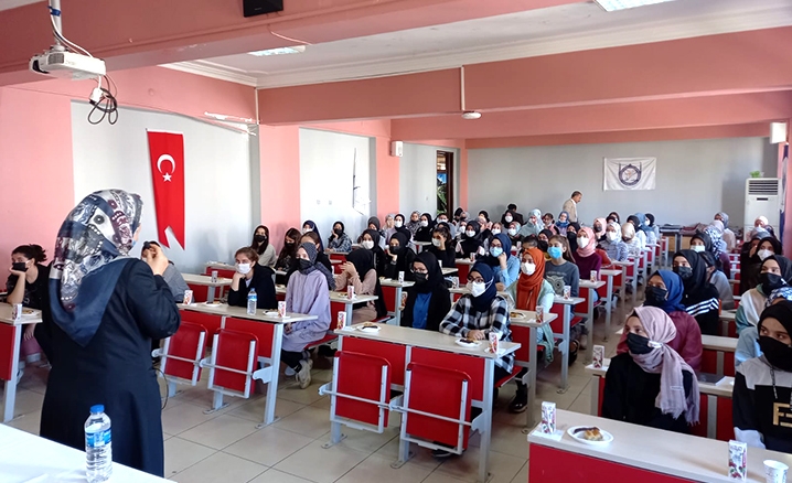 Diyarbakırda Proje Hafızlık Öğrencilerine “Gençliğin Önemi” Konferansı
