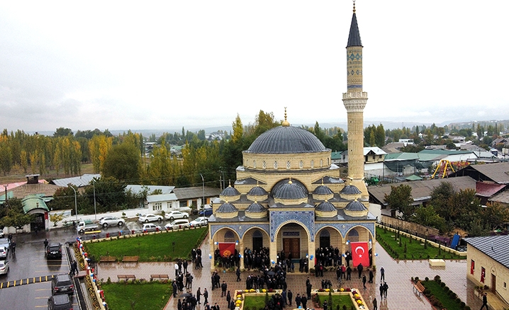 Kırgızistanda İmam Serahsi Camisi ve Külliyesi dualarla ibadete açıldı