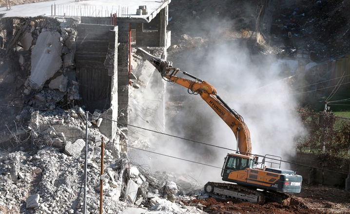 İşgalciler Filistinlilere ait iki yapıyı yıktı