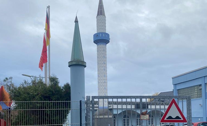Almanyada camiye çirkin saldırı