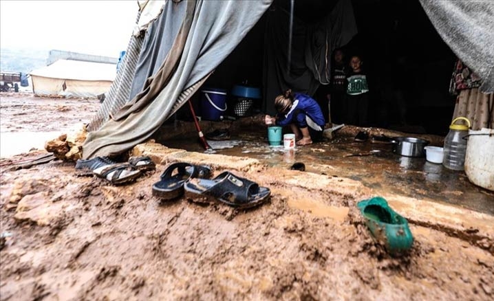 İdlibde şiddetli yağış kamplarda hayatı zorlaştırdı