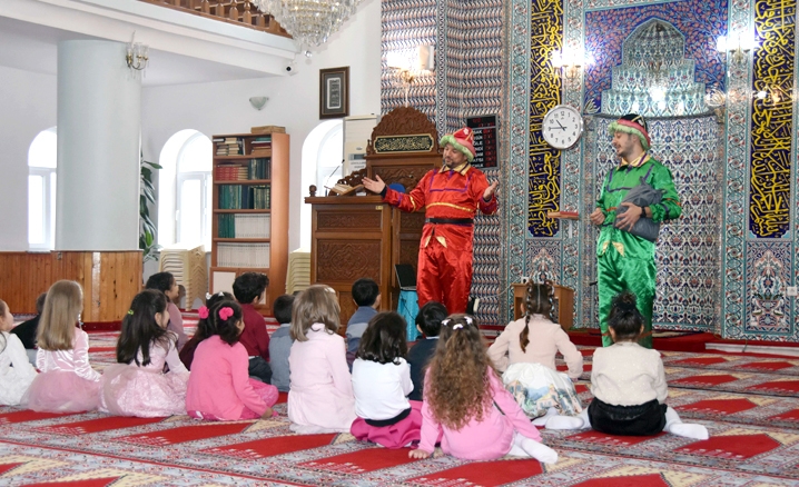 4-6 yaş Kuran kursu öğrencileri Hacivat-Karagöz gösterisi ile eğlendi
