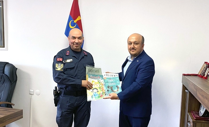 Belediye başkanı ile Jandarma komutanı Diyanet dergilerine abone oldu