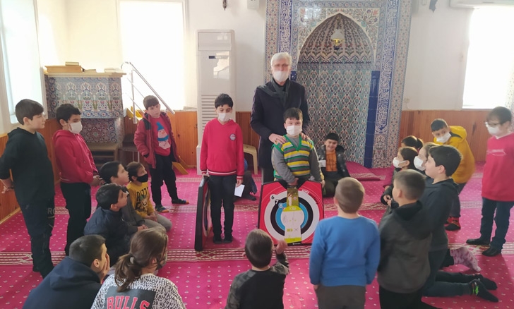 Camiye gelen çocuklar ödüllendirildi
