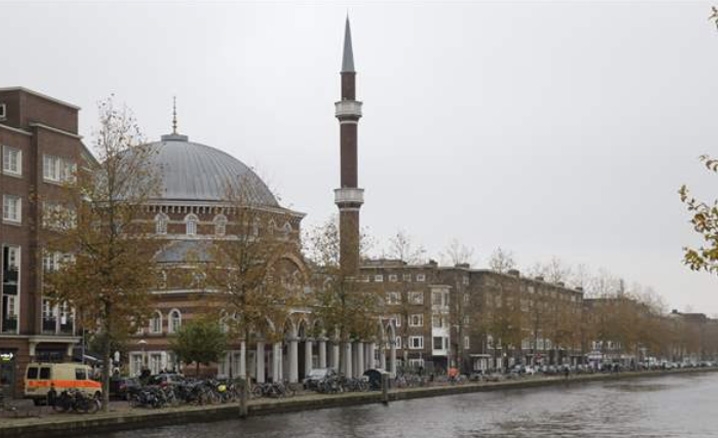 Hollandada camilere yönelik İslamofobik girişim