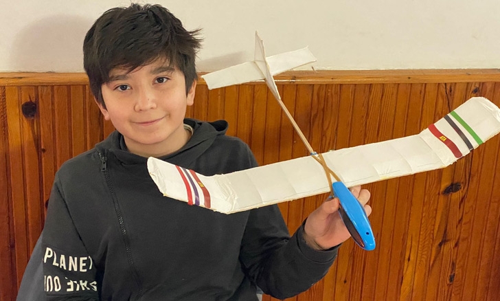 Çocuklar camide model uçak yapıyor