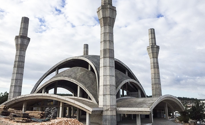 İzmirde Üniversite Camiinin yapımını hayırsever iş insanı üstlendi