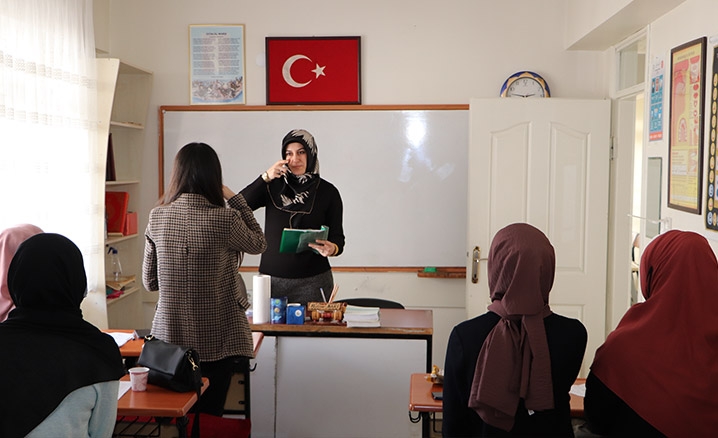 Sivasta üniversiteli öğrenciler işaret dili öğreniyor