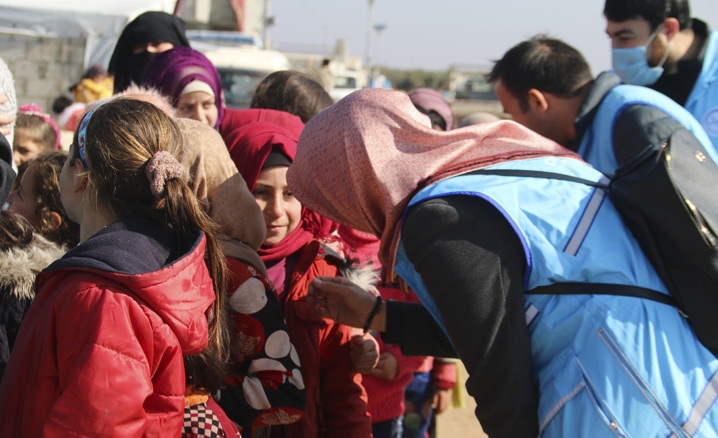 Suriyede çocukların ayakları üşümeyecek
