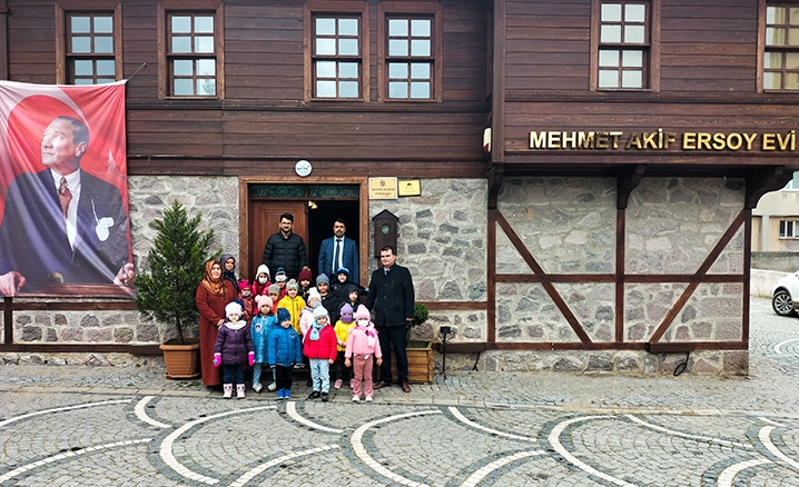 4-6 yaş Kuran kursu öğrencileri Mehmet Akifi andı