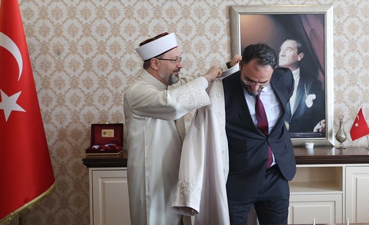Bursa İl Müftüsü Karabayıra cübbesini Başkan Erbaş giydirdi