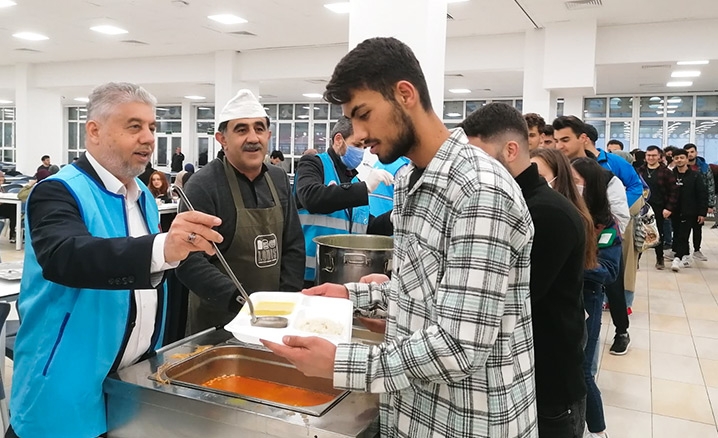 Müftülük üniversitelerde iftar sofraları kurdu