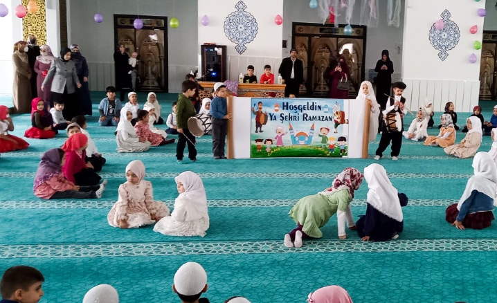 Ramazanda minikler camide buluştu