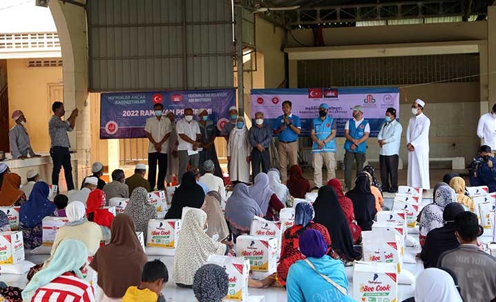 TDVnin Kamboçyadaki Müslümanlara ramazan yardımı sürüyor