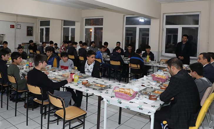 Vali Öksüz Kuran kursu öğrencileriyle iftar yaptı