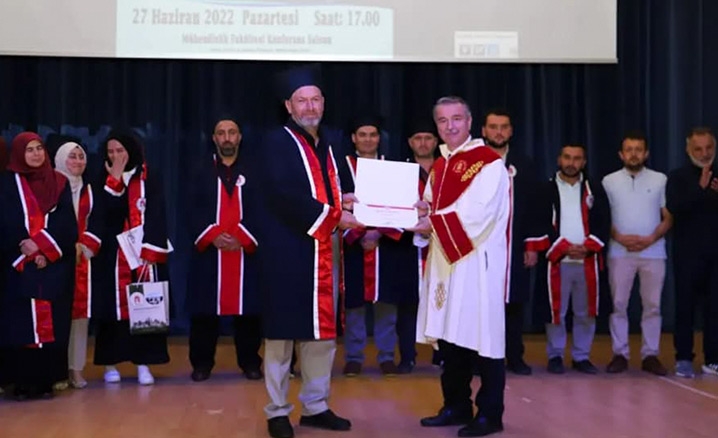 50 yaşındaki din görevlisi Avcı, üniversiteden birincilikle mezun oldu
