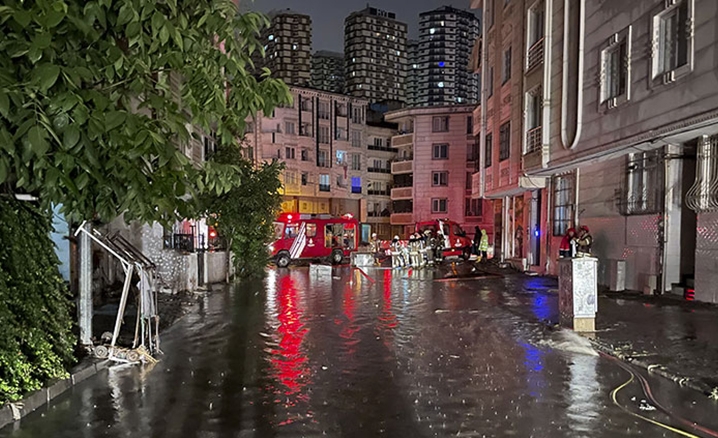 İstanbulda yağış hayatı olumsuz etkiledi