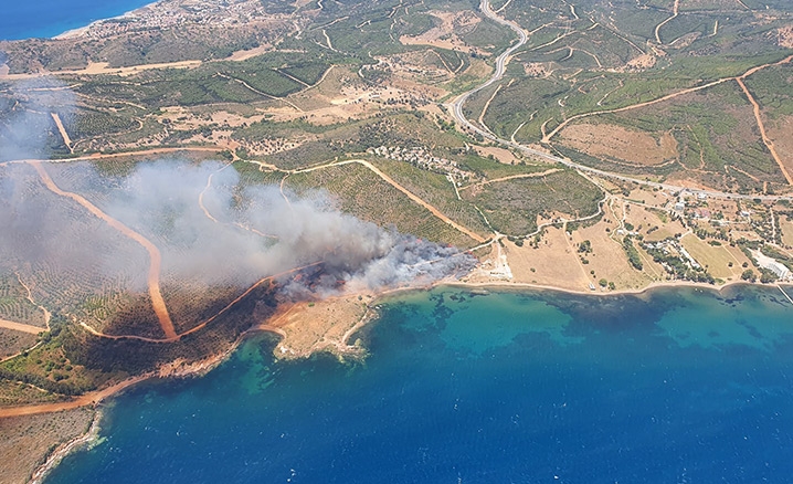 İzmirde çıkan orman yangınlarına müdahale ediliyor