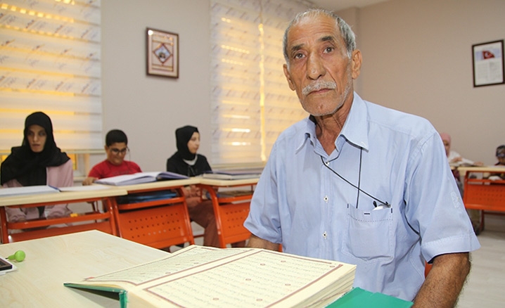Kuran kursunun 77 yaşındaki öğrenci dedesi