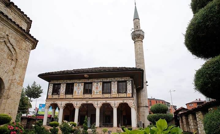 Kuzey Makedonyada işlemeleriyle ünlü Alaca Camii