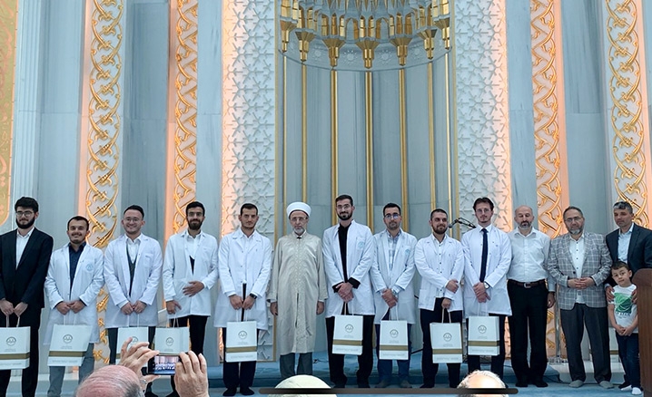 Tıbbiyeli gençler dualarla mezun oldu