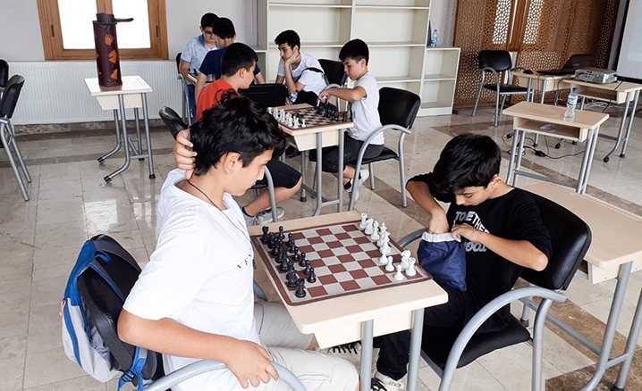 Yaz Kur’an Kursu öğrencileri satranç öğreniyor